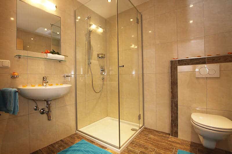 familienzimmer-badezimmer-apart-garni-niederhof-kappl